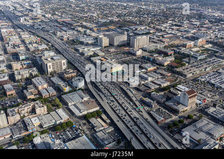 Los Angeles, Californie, USA - 12 Avril 2017 : Vue aérienne de la Santa Monica Freeway Interstate Route 10 près du centre-ville de LA. Banque D'Images