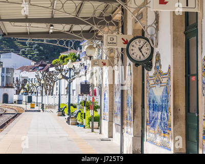 Ancienne gare en Pinhao, Portugal, un jour de printemps. Banque D'Images