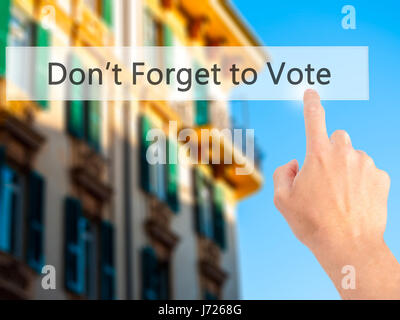 N'oubliez pas de voter - part en appuyant sur un bouton sur l'arrière-plan flou concept . Le commerce, la technologie, internet concept. Stock Photo Banque D'Images