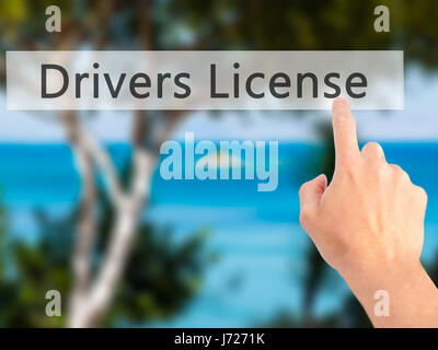 Drivers License - part en appuyant sur un bouton sur l'arrière-plan flou concept . Le commerce, la technologie, internet concept. Stock Photo Banque D'Images