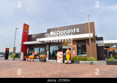 BURIRAM - 4 décembre : McDonald's Corporation en Thaïlande, est la plus grande chaîne de hamburger de restauration rapide, au cours de la journée sur de Banque D'Images