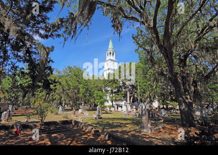 Spire et cimetière encadrée par des arbres couverts de mousse espagnole à l'église paroissiale de Sainte-Hélène dans le quartier historique du centre-ville de Beaufort, South Carol Banque D'Images