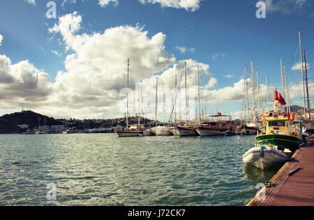 Avis de nombreux yachts et bateaux garés sur le port de plaisance de Bodrum dans un cadre calme journée d'automne. Ciel nuageux est dans l'arrière-plan. Banque D'Images