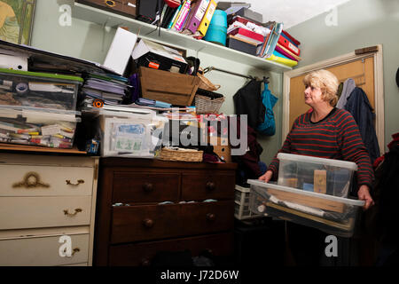 Femme avec une chambre encombrée Banque D'Images