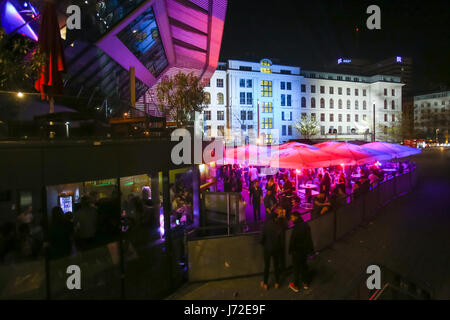 MUNICH, ALLEMAGNE - le 6 mai 2017 : les gens à faire la fête dans la Station Centrale d'autobus de nuit de Munich, en Allemagne. Banque D'Images
