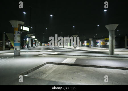 MUNICH, ALLEMAGNE - le 6 mai 2017 : vide station centrale de bus de nuit à Munich, Allemagne. Banque D'Images