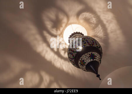 Lampe de plafond traditionnel au Riad Amin, Marrakech, Maroc Banque D'Images