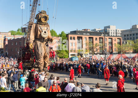 Montréal, CA - 21 mai 2017 : les géants de Royal de Luxe dans le cadre de la commémoration du 375e anniversaire de Montréal Banque D'Images