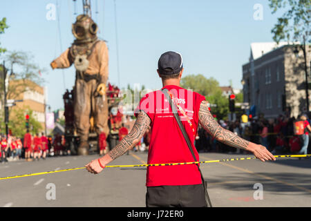 Montréal, CA - 21 mai 2017 : les géants de Royal de Luxe dans le cadre de la commémoration du 375e anniversaire de Montréal Banque D'Images