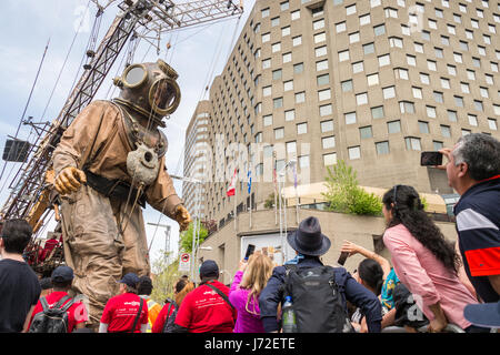 Montréal, CA - 21 mai 2017 : les géants de Royal de Luxe dans le cadre de la commémoration du 375e anniversaire de Montréal Banque D'Images