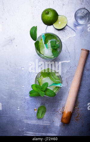 Mojito cocktail sur fond gris clair avec copie espace pour la recette ou texte Vue d'en haut Banque D'Images