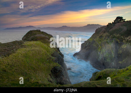 Dawn at Yaquina Head à au nord le long de la côte nord-ouest du Pacifique, côte de l'Oregon, Newport, Oregon, USA Banque D'Images