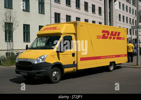 Berlin, Allemagne - 11 mai 2017 : DHL delivery van Berlin. DHL est la plus importante société de logistique partout dans le monde. Banque D'Images