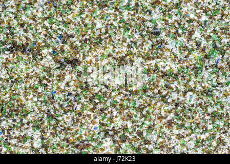 Vue depuis le haut de la texture du blanc vert bleu mélangé des fragments de verres brisés Banque D'Images