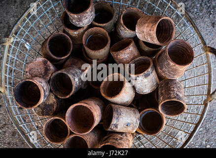 Panier avec de nombreux verres d'argile, vieille vaisselle rayé dans antiquités junk shop Banque D'Images