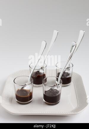 Un échantillonnage de 4 différents types de sauce au chocolat. Banque D'Images
