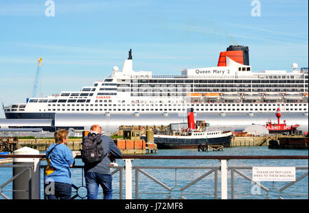 Bateau de croisière Queen Mary 2 à Ocean Cruise Terminal (quai 46) vu de Town Quay à Southampton en 2017, UK Banque D'Images