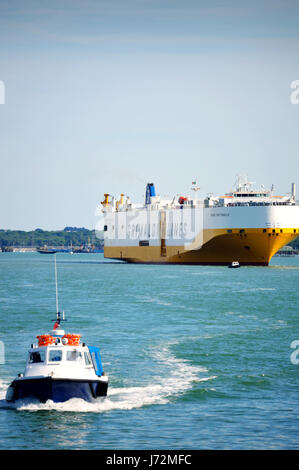 Tug boat et voiture Grimaldi Lines approche du port de Southampton en 2017, Southampton, UK L'eau Banque D'Images