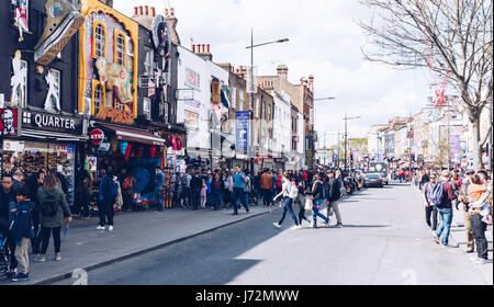 Londres, UK - 2 Avril, 2017 : Camden Lock Bridge qui est un célèbre culture alternative boutiques dans Camden Town, Londres, ses marchés sont visités par mor Banque D'Images