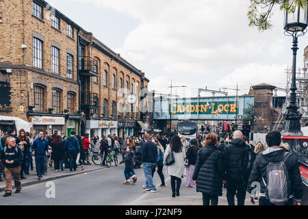 Londres, UK - 2 Avril, 2017 : Camden Lock Bridge qui est un célèbre culture alternative boutiques dans Camden Town, Londres, ses marchés sont visités par mor Banque D'Images