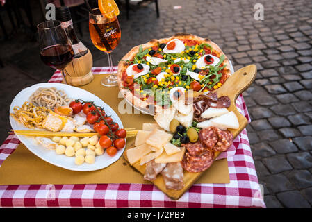 Le marché principal de Rome sur le Campo di Fiori est entouré de cafés et restaurants. Un exemple de repas sur un café à l'extérieur d'affichage Banque D'Images