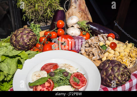 Le marché principal de Rome sur le Campo di Fiori est entouré de cafés et restaurants. Un exemple de repas sur un café à l'extérieur d'affichage Banque D'Images