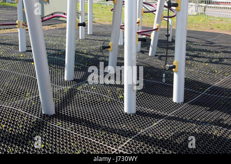 Tapis de coffre en caoutchouc permettant la croissance de l'herbe et de l'évacuation de l'eau dans le cadre de l'escalade d'une aire de jeux pour enfants Banque D'Images