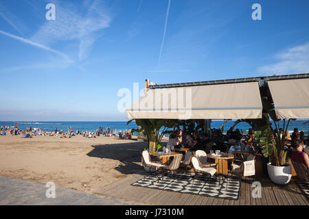 Plage et piscine café restaurant de la Barceloneta, Barcelone, Espagne Banque D'Images