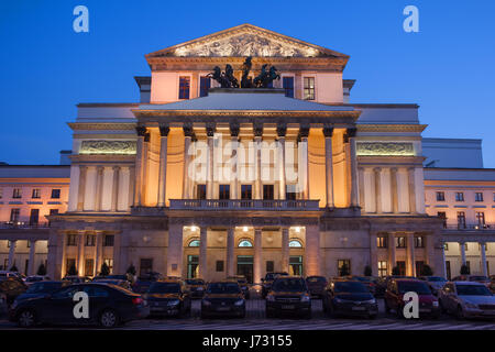 Pologne, Varsovie, Théâtre National (Teatr Narodowy) et l'Opéra de nuit, style Classique vue ville Banque D'Images