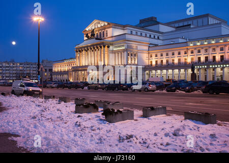 Pologne, Varsovie, Grand Théâtre et Opéra National de nuit, style classique ville monument, l'heure d'hiver Banque D'Images