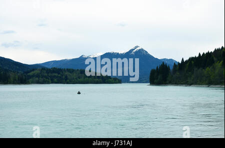 Lac de Walchensee, Bavière, Allemagne. Aussi connu comme le lac Walchen. Vue de l'Niedernach. Belle Italia montagne sur arrière-plan. Banque D'Images