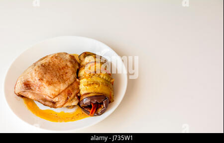 L'aubergine avec carottes et cuisse de poulet sur une plaque blanche, délicieux et savoureux, attrayant aussi ! Banque D'Images