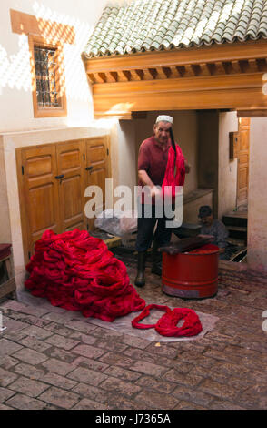 Dyer dans la Médina démontrant son travail, Fes, Maroc Banque D'Images