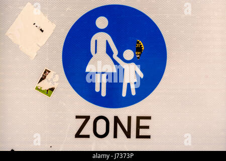 Pancarte de trottoir pour les enfants avec les parents Banque D'Images