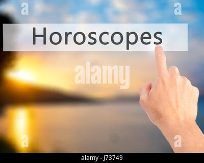 - Horoscopes part en appuyant sur un bouton sur l'arrière-plan flou concept . Le commerce, la technologie, internet concept. Stock Photo