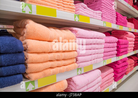 Serviette de douche coloré sur étagère de magasin, se concentrer sur une serviette rose clair avec une faible profondeur de champ Banque D'Images