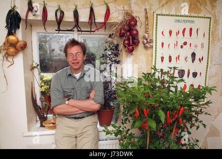 Matt Simpson Simpson de graines dans le jardin clos, pépinière Horningsham, Wiltshire, pousse une grande sélection de piments à hios serres. Banque D'Images