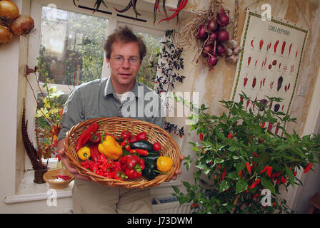 Matt Simpson Simpson de graines dans le jardin clos, pépinière Horningsham, Wiltshire, pousse une grande sélection de piments à hios serres. Banque D'Images