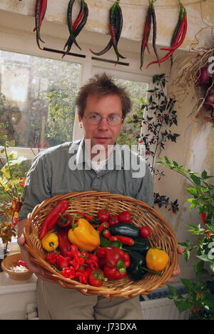 Matt Simpson Simpson de graines dans le jardin clos, pépinière Horningsham, Wiltshire, pousse une grande sélection de piments à hios serres. Banque D'Images