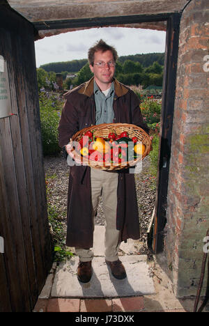 Matt Simpson Simpson de graines dans le jardin clos, pépinière Horningsham, Wiltshire, pousse une grande sélection de piments à hios serres. Banque D'Images