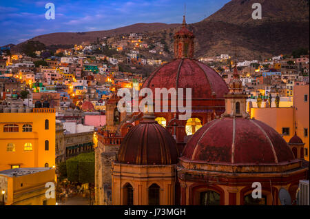 Vue des collines au-dessus de Guanajuato, Mexique, surplombant le centre historique de la ville. ------ Guanajuato est une ville et une municipalité située dans le centre de M Banque D'Images