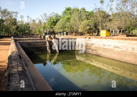 Des réservoirs ou des étangs de baignade antique dans les ruines de la ville antique d'Anuradhapura, Sri Lanka. Banque D'Images