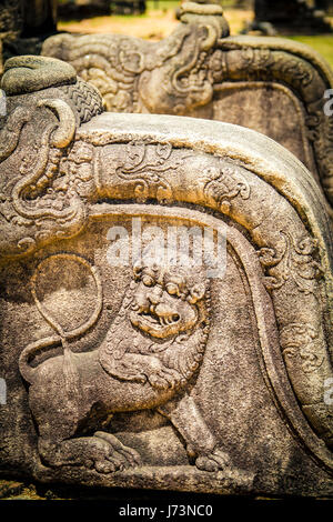 Détail d'un balustre en pierre finement sculptée dans la ville ancienne de Polonnaruwa, Sri Lanka, site du patrimoine mondial de l'UNESCO. Banque D'Images