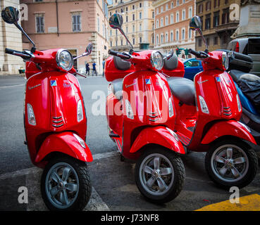 Vespa rouge trois sur la Piazza di San Pantaleo à Rome, Italie Banque D'Images