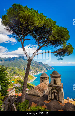 Villa Rufolo est un bâtiment situé dans le centre historique de Ravello, un village dans la province de Salerne, en Italie. Banque D'Images