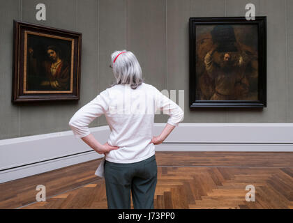 Femme à l'intérieur de peintures au musée Gemaldegalerie, au Kulturforum de Berlin, Allemagne Banque D'Images