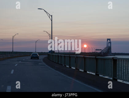 Coucher de soleil sur le pont Claiborne Pell à Newport, Rhode Island Banque D'Images