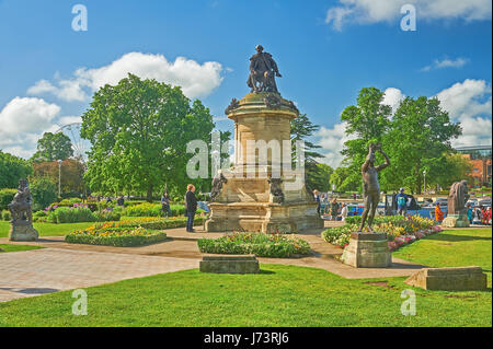 La statue commémorative de Gower. Jardins de Bancroft, Stratford upon Avon, avec William Shakespeare au centre et de statues en bronze de personnages de Shakespeare Banque D'Images