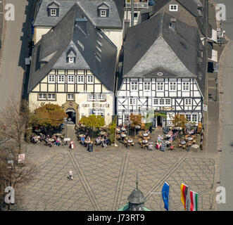 Cafe au marché et Jägerhof, maison à colombages, maisons à colombages, le restaurant historique, Brilon, Sauerland, Nord, Rhine-We Coesfeld Banque D'Images