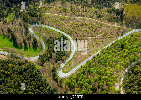 L 870 à l'Bilstein, courbes, virages en épingle, moto de route, les courbes dangereuses, Spitzkehre, Brilon, Sauerland, Nord, Rhine-Westphali Coesfeld Banque D'Images